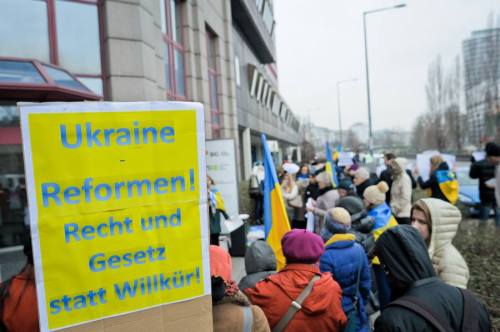 Ukrainische Aktivisten demonstrierten am Donnerstag vor der Staatsanwaltschaft gegen die Österreich-Verwicklungen ukrainischer Oligarchen