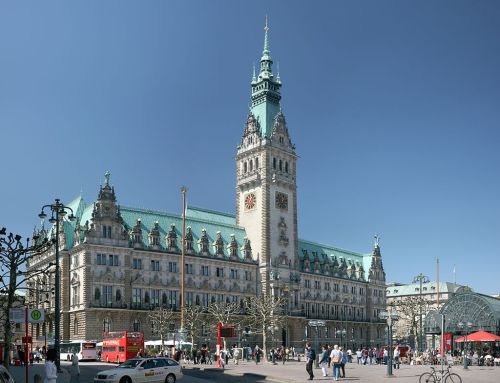 Zum Beispiel Hamburg: Müssen Volkshochschulen privatisiert und Fracking am Stadtrand zugelassen werden? (Foto: Wikipedia)
